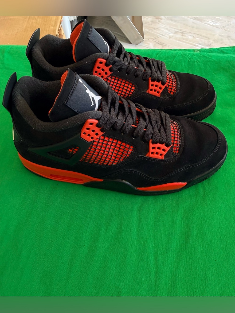 “SIZE 9.5” AUTHENTIC MENS Jordan 4 Retro
Red Thunder
